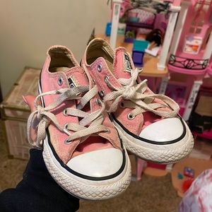 Little girls converse